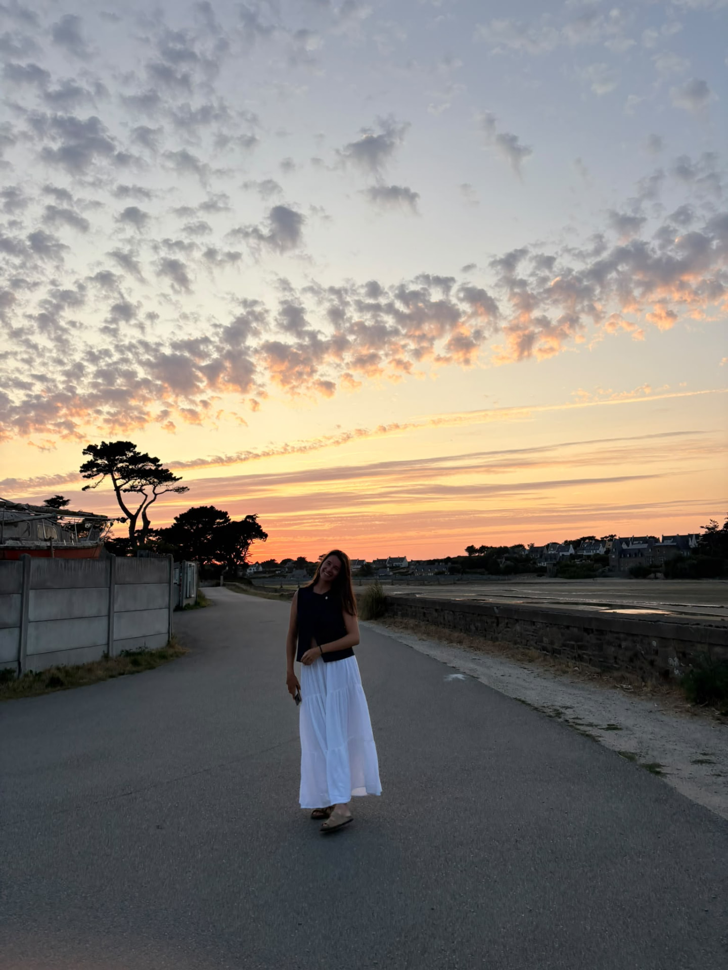 Margot op een kustweg tijdens zonsondergang