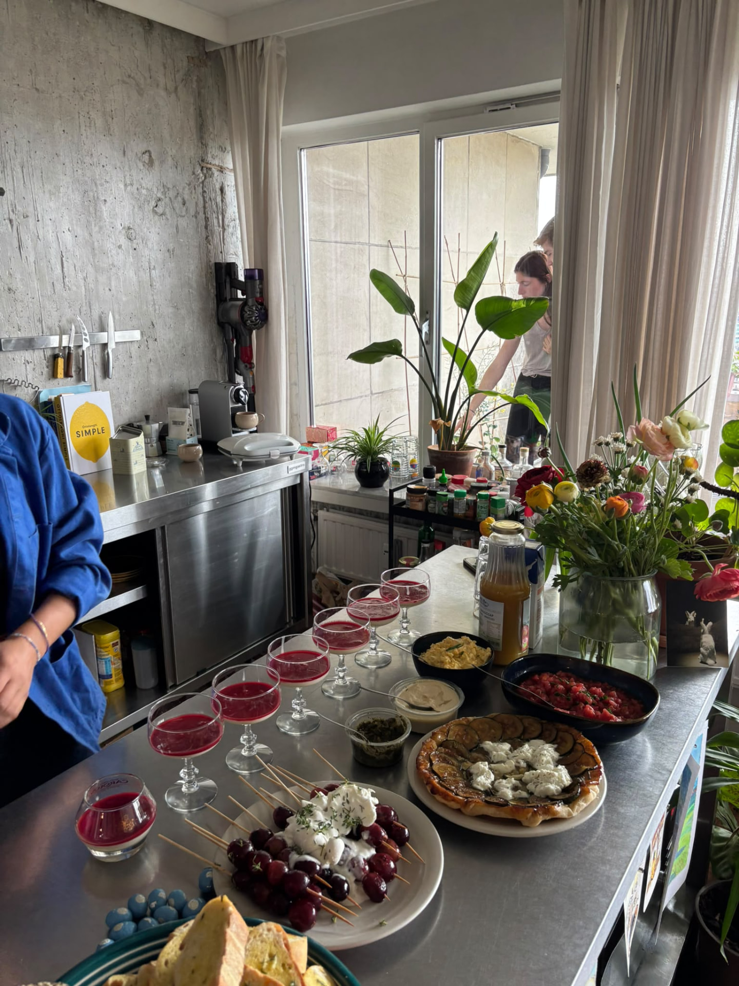 Gezellig samen koken in een lichte keuken