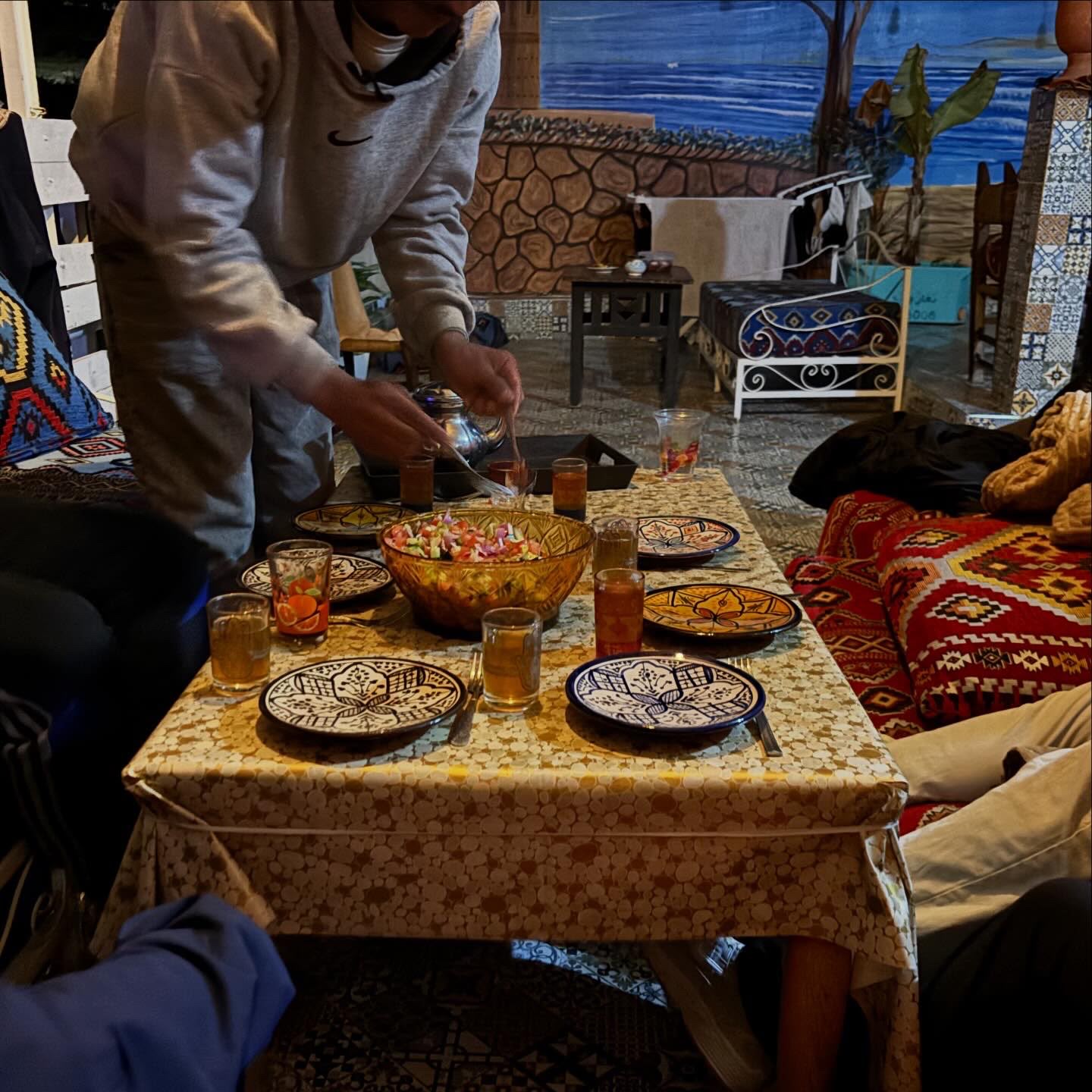 Kleurrijk tafelmoment op reis met traditioneel servies